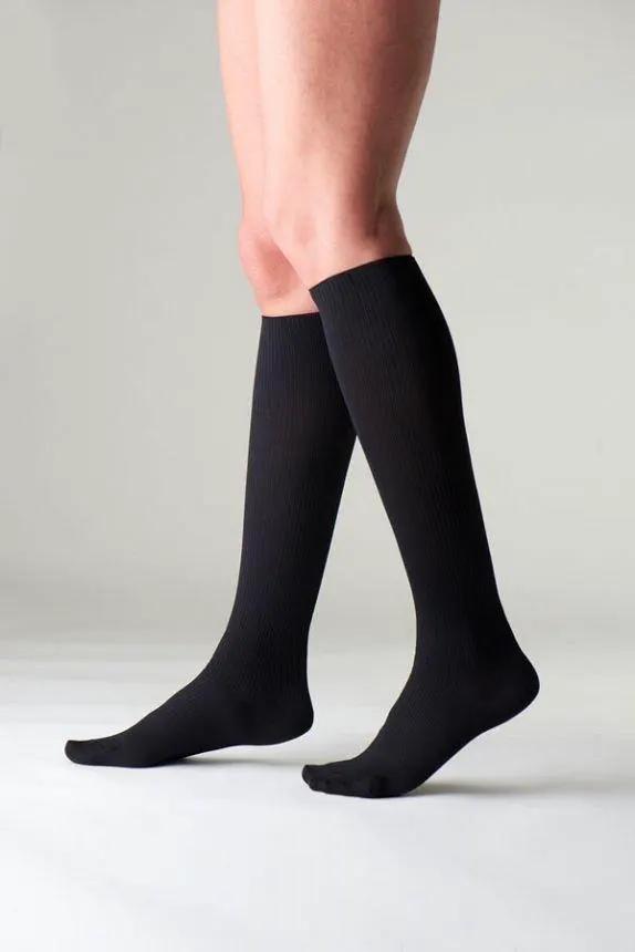 Sigvaris Traveno stocking black reduces leg swelling Travel Sock edema,issues,leg pain,long period of sitting,sigvaris,swelling,tired legs,travel sock,traveno